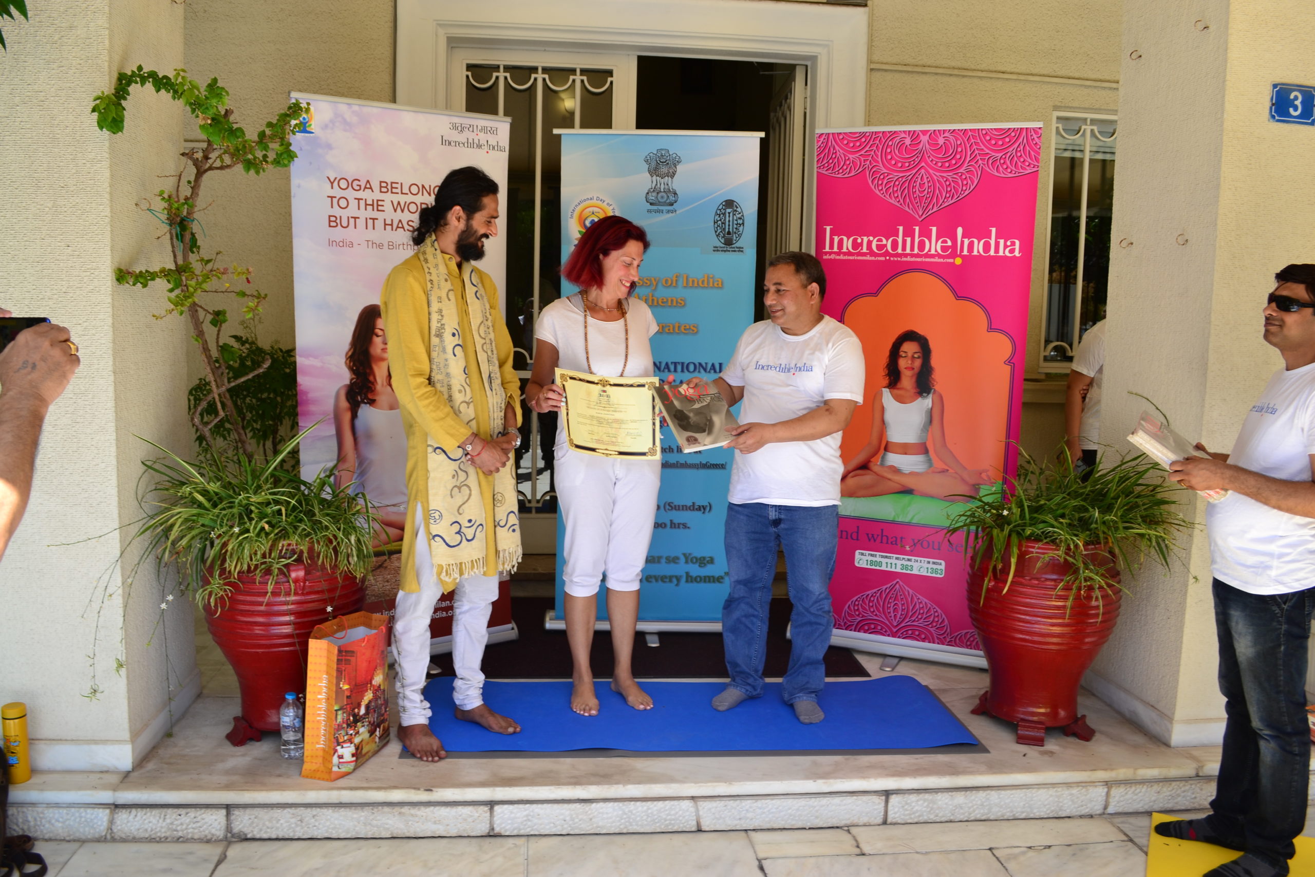 teacher trianing ceritifcate awarded by ambassador if india to greece to sivaom students