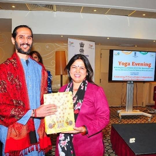 Mrs. Meenakshi Lekhi, Minister of State for External Affairs of India, felicitated Guru Shri Siddhartha for organizing a yoga seminar during her official state visit to Greece in 2023.