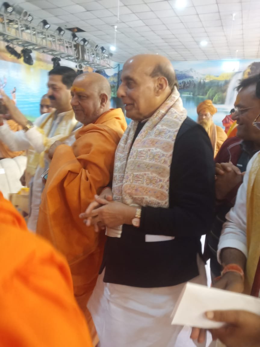 Mahamandaleshwar Swami Yatindranand Giri Maharaj with Defense minister of india Rajnath Singh 